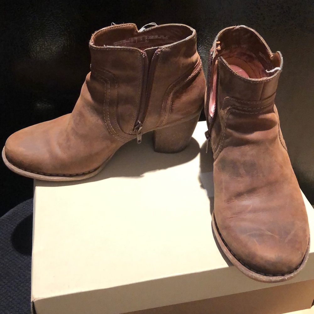 Clarks Carleta Paris boot. Size 8W